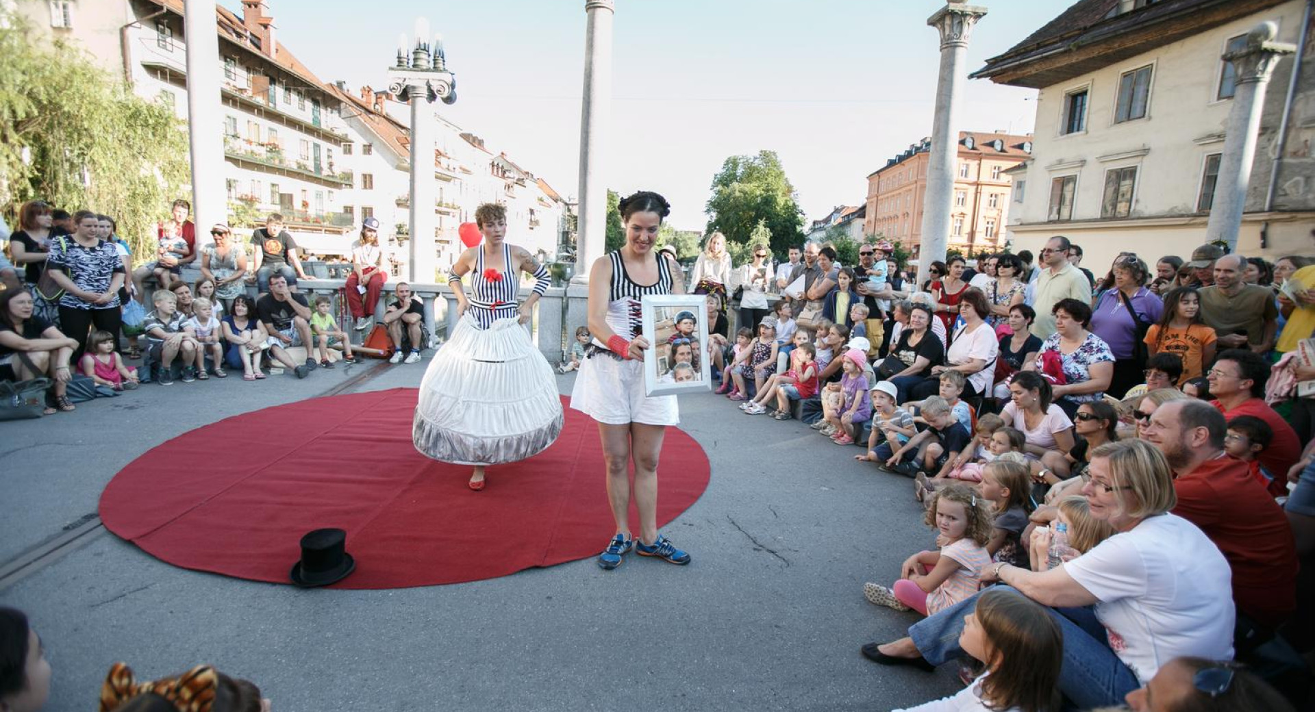 Predstava na Čevljarskem mostu. Okoli predstave gledalci.