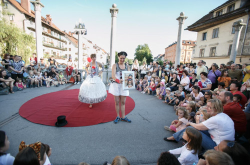 Predstava na Čevljarskem mostu. Okoli predstave gledalci.