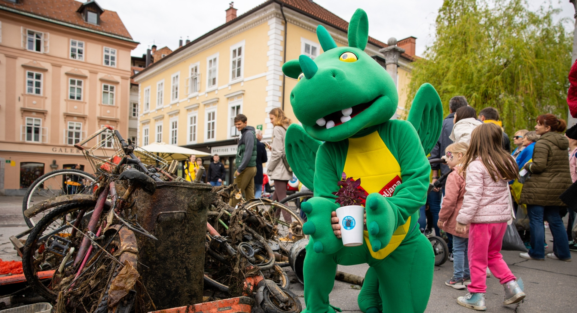 Ljubljanska maskota, Zmajček, na Čevljarskem mostu, pred odpadki, ki so jih izvlekli iz Ljubljanice v okviru akcije Za lepšo Ljubljano, april 2022