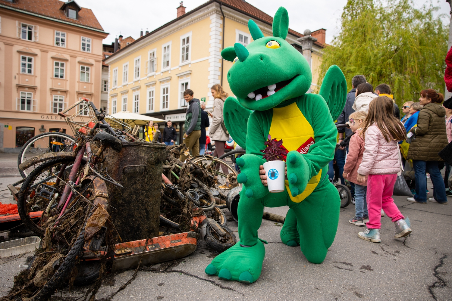 Ljubljanska maskota, Zmajček, na Čevljarskem mostu, pred odpadki, ki so jih izvlekli iz Ljubljanice v okviru akcije Za lepšo Ljubljano, april 2022