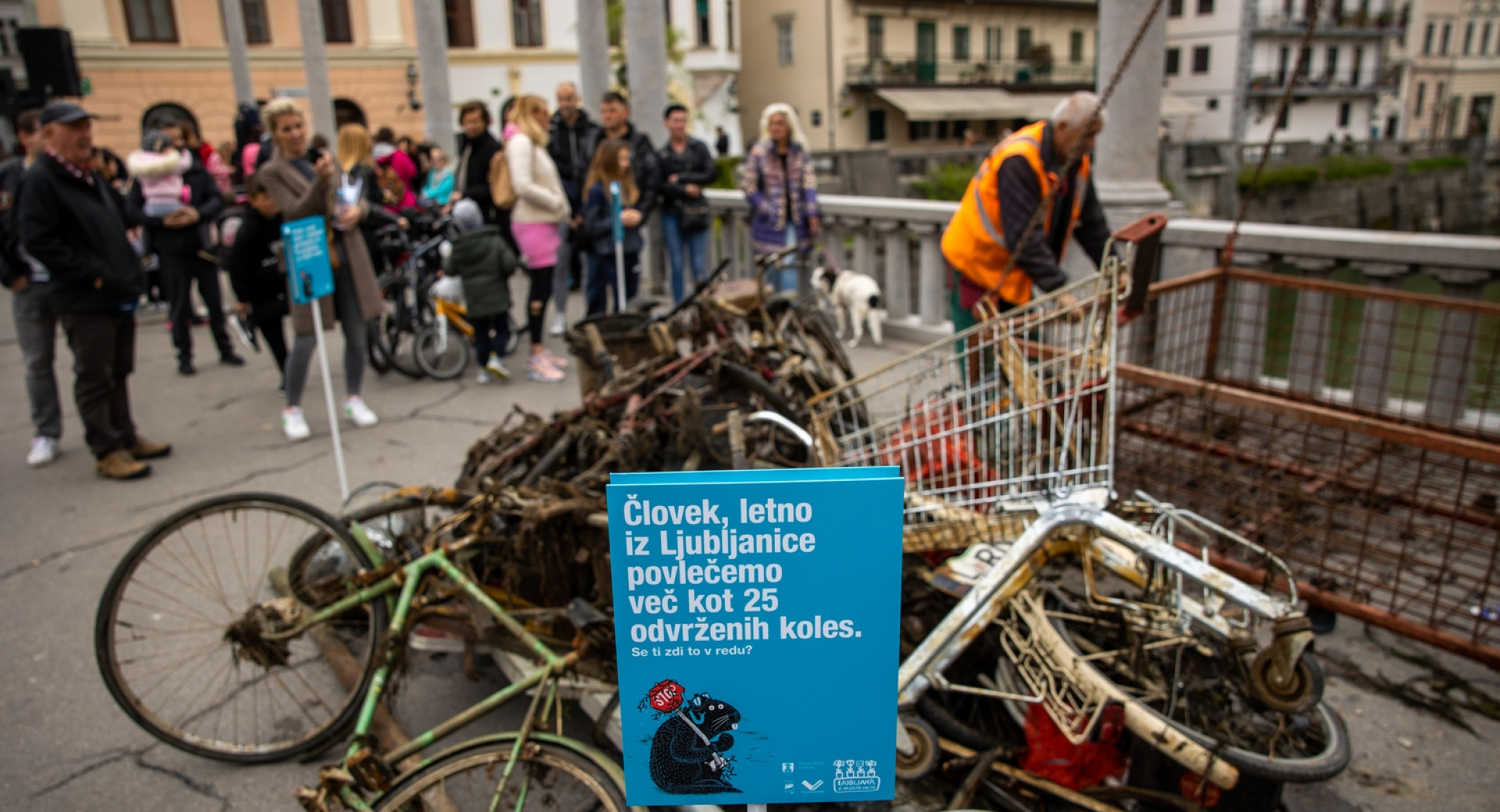 Odpadki, izvečeni iz Ljubljanice, na Čevljarskem mostu v okviru akcije Za lepšo Ljubljano, april 2022