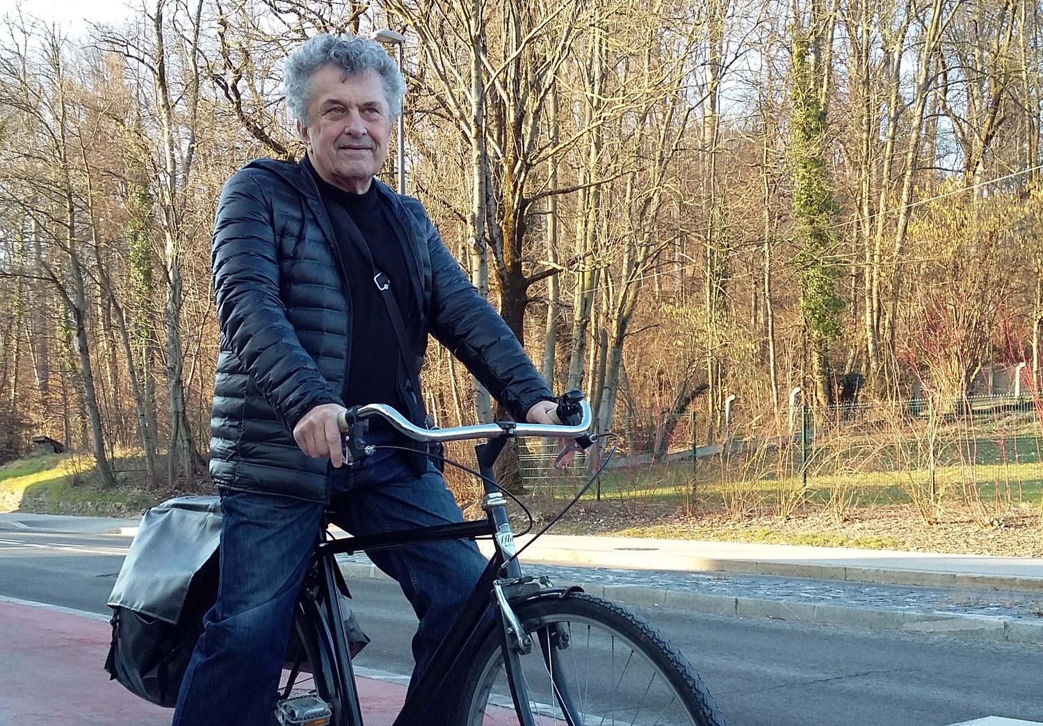 Prof. Janez Koželj, podžupan Mestne občine Ljubljana, na kolesu