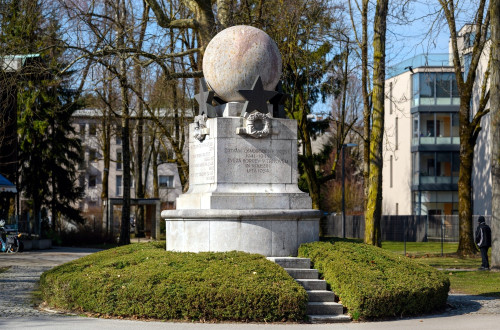 Plečnikov spomenik NOB na Trnovem v Ljubljani