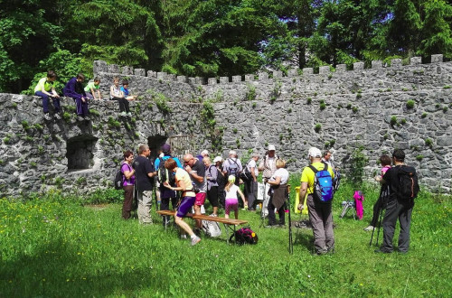Poznoantična rimska utrdba Lanišče v občini Logatec, pred njo skupina ljudi