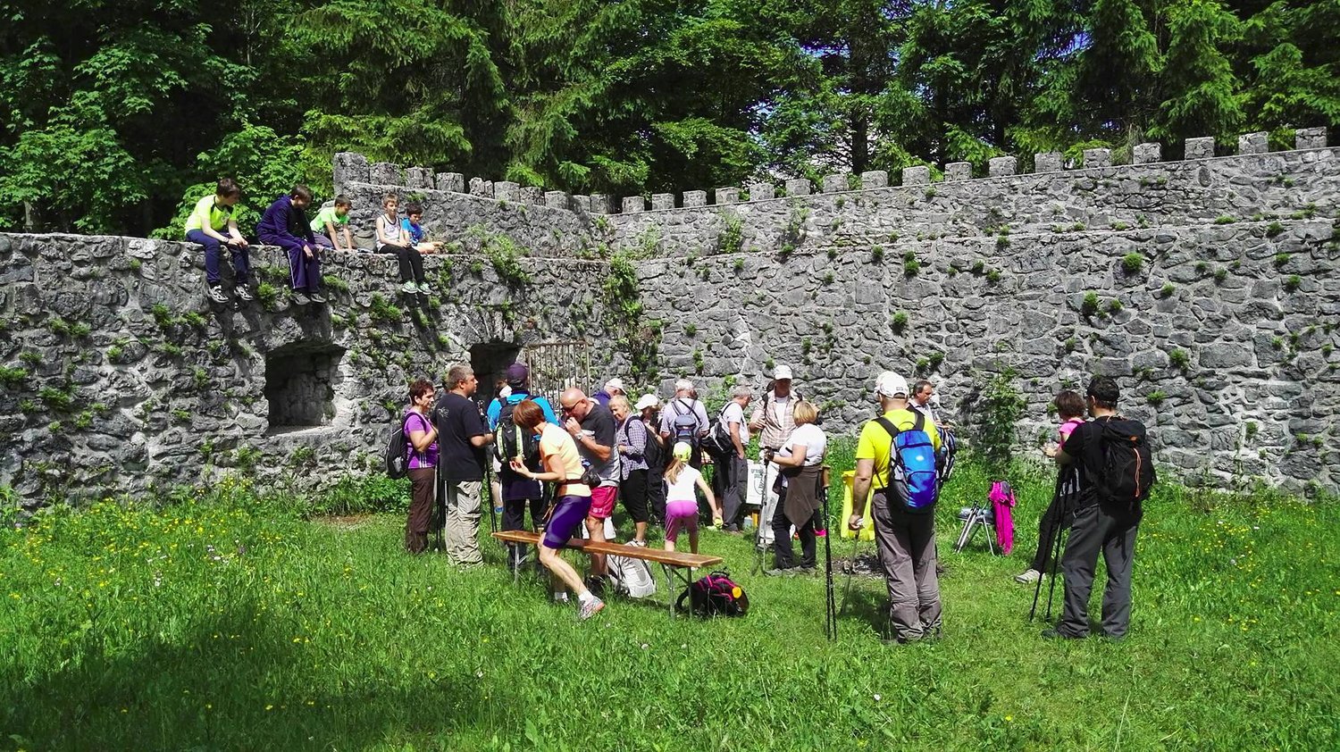 Poznoantična rimska utrdba Lanišče v občini Logatec, pred njo skupina ljudi