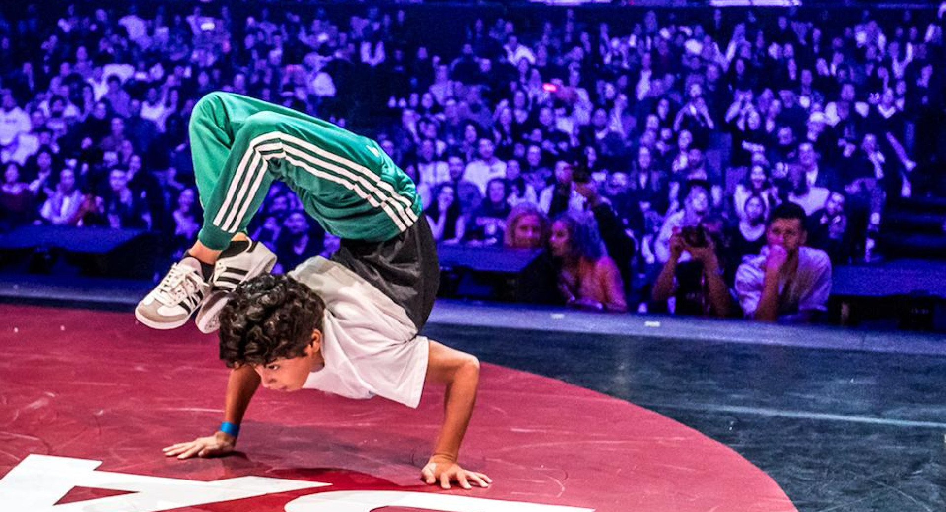 Plesalec breakdancea pred obcinstvom.