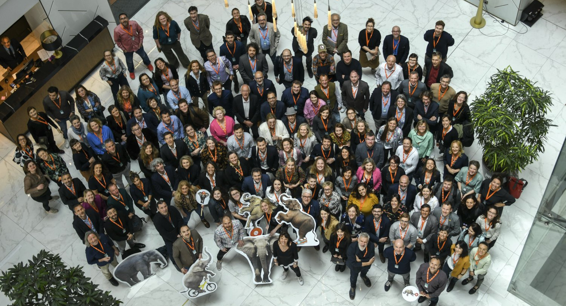 Velika skupina udeležencev konference mednarodnega združenja City Destinations Alliance v Sofiji v Bolgariji, april 2023