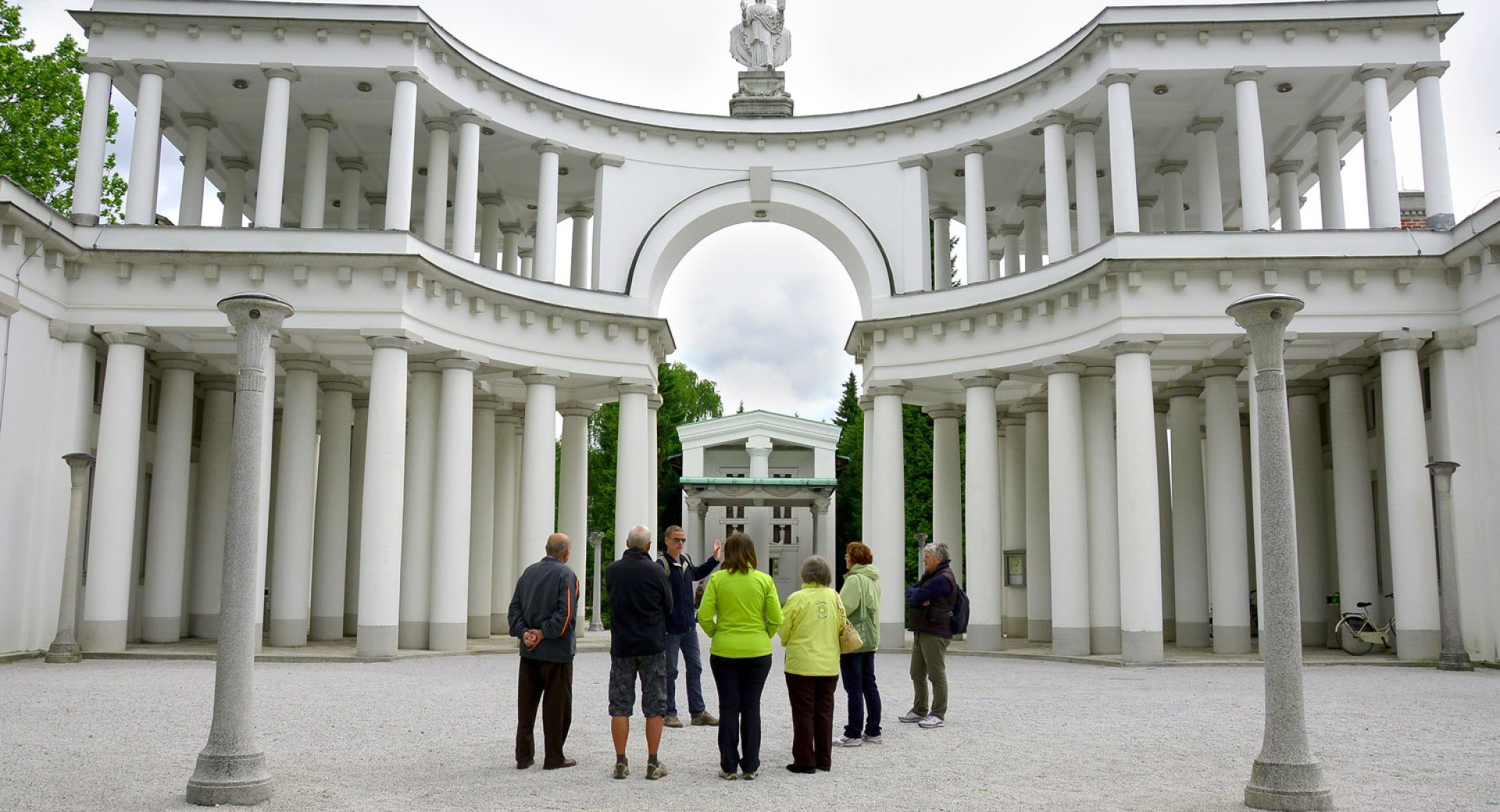 Skupina ljudi pred pokopališčem Žale v Ljubljani