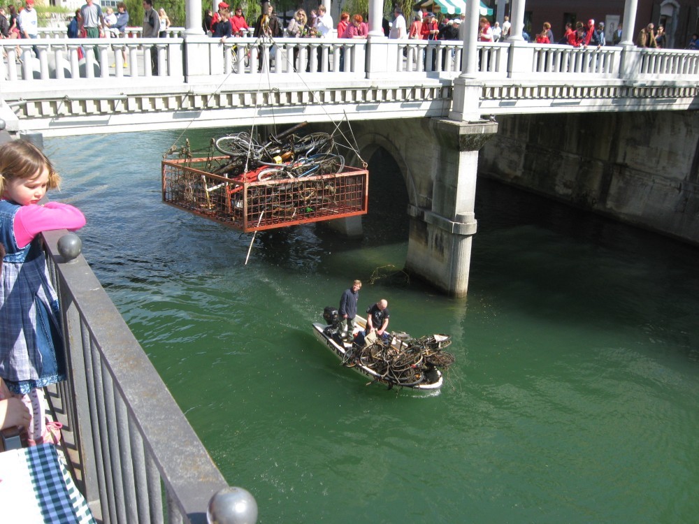 Čiščenje smeti iz Ljubljanice.
