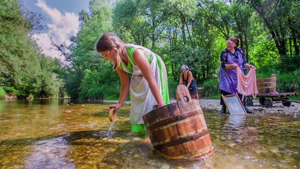 Starodavni običaj pranja perila v reki.