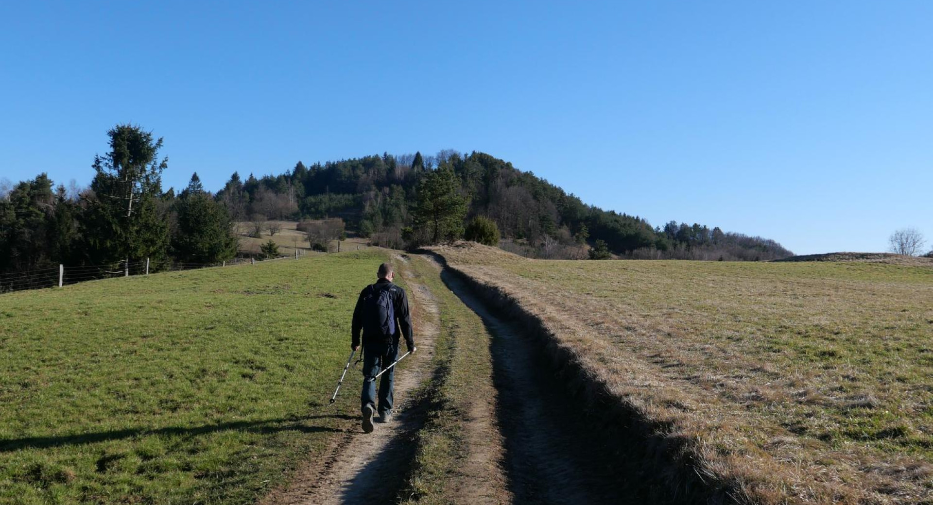 Pohodnik na poti proti slapovoma. 