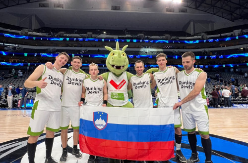 Ekipa Dunking Devils z Ljubljanskim zmajčkom v Dallasu; z leve proti desni: Lenart Ribnikar, Matevž Pogačar, Nik Schwarzmann, Marko Knafelc, Luka Lorenčič in Tadej Šolar, marec 2022