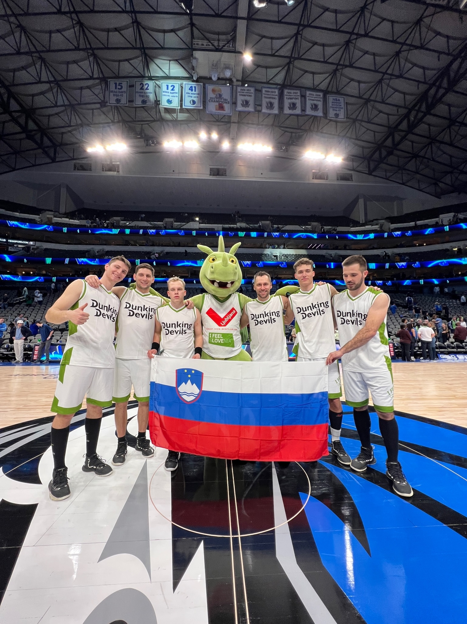 Ekipa Dunking Devils z Ljubljanskim zmajčkom v Dallasu; z leve proti desni: Lenart Ribnikar, Matevž Pogačar, Nik Schwarzmann, Marko Knafelc, Luka Lorenčič in Tadej Šolar, marec 2022