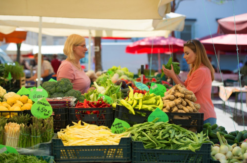 Prodaja in kupovanje zelenjave na osrednji tržnici v Ljubljani