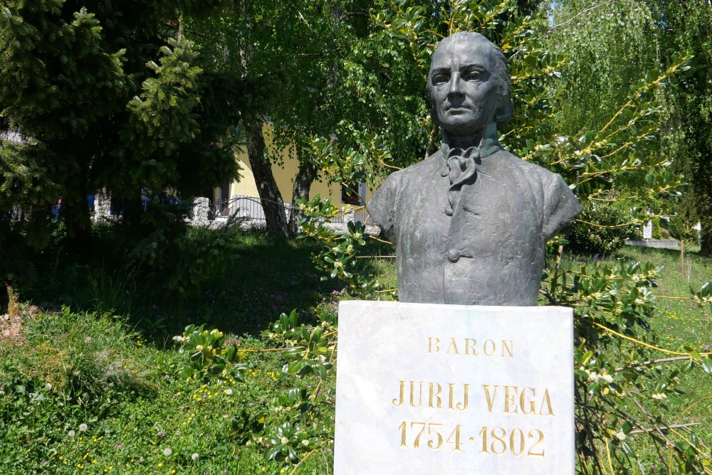 Spomenik Juriju Vegi pred njegovo rojstno hišo v Zagorici