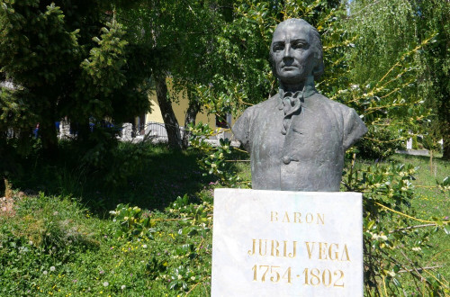 Spomenik Juriju Vegi pred njegovo rojstno hišo v Zagorici
