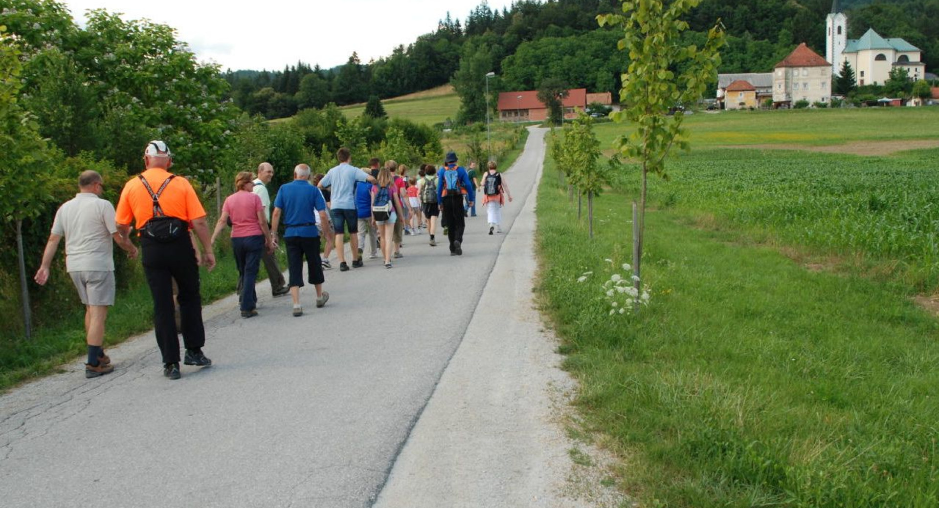 Pohodniki na Vegovi poti iz Moravč v Zagorico