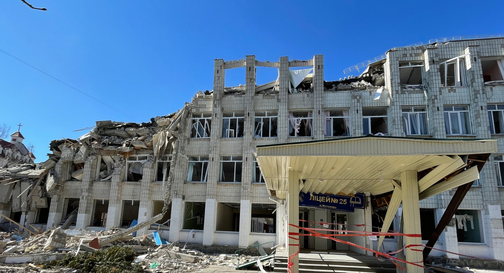 Posledice napada Rusije na Ukrajino; na fotografiji porušena stavba
