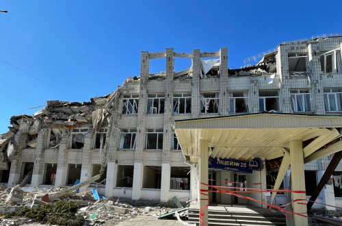 Posledice napada Rusije na Ukrajino; na fotografiji porušena stavba