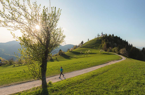 Hribček Sv. Jakob s cerkvijo, priljubljena izletniška točka pri Ljubljani