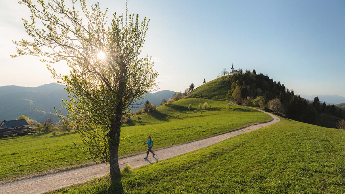 Hribček Sv. Jakob s cerkvijo, priljubljena izletniška točka pri Ljubljani