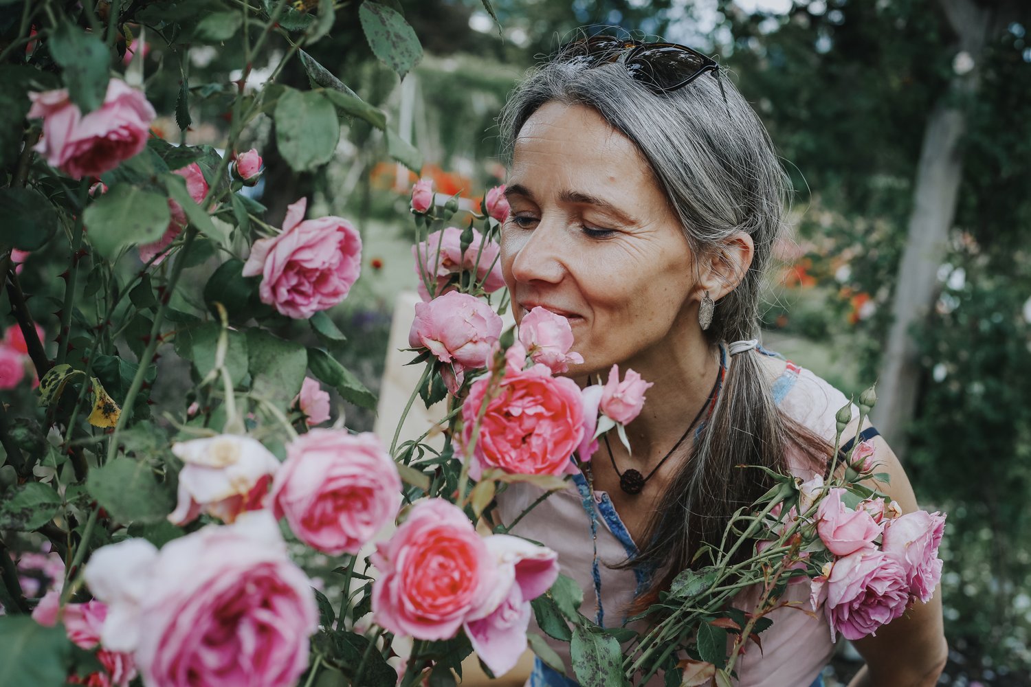 Ana Ličina, aromaterapevtka in ustanoviteljica Aroma Atelierja v Ljubljani, med vrtnicami