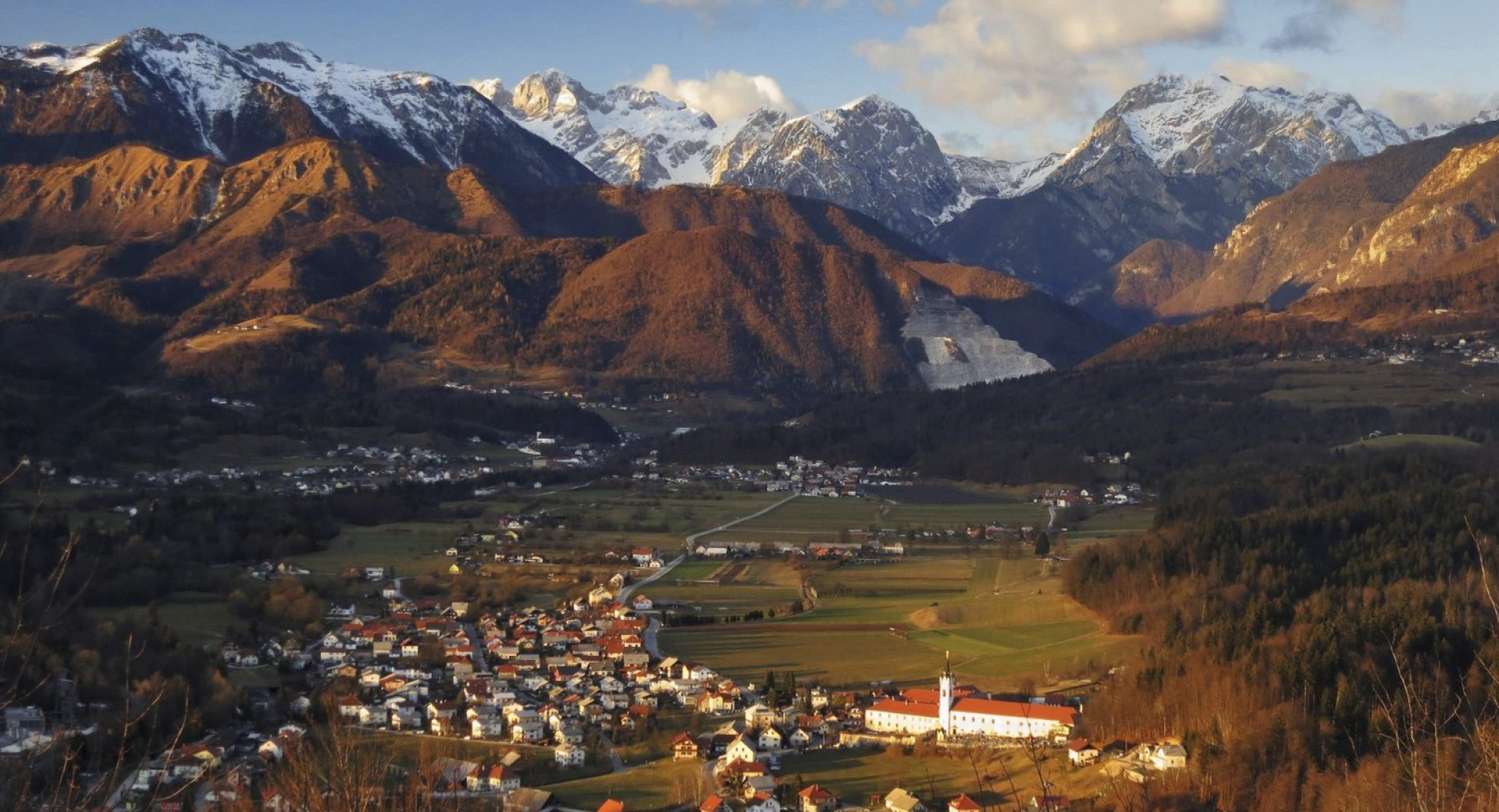 Razgled s Starega gradu nad Kamnikom na dolino in Kamniško-Savinjske Alpe