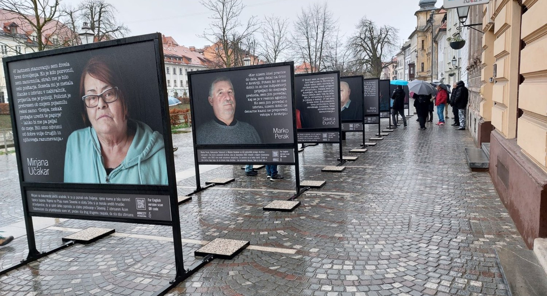 Fotografska razstava na Gallusovem nabrežju v Ljubljani o izbrisanih »31 let s(r)amote«; do 17. aprila 2023