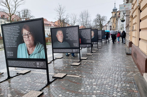 Fotografska razstava na Gallusovem nabrežju v Ljubljani o izbrisanih »31 let s(r)amote«; do 17. aprila 2023