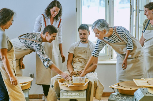 Doživetje tradicije lončarstva v Ljubljani – delavnica Odprto vreteno; skupina se uči dela na lončarskem vretenu