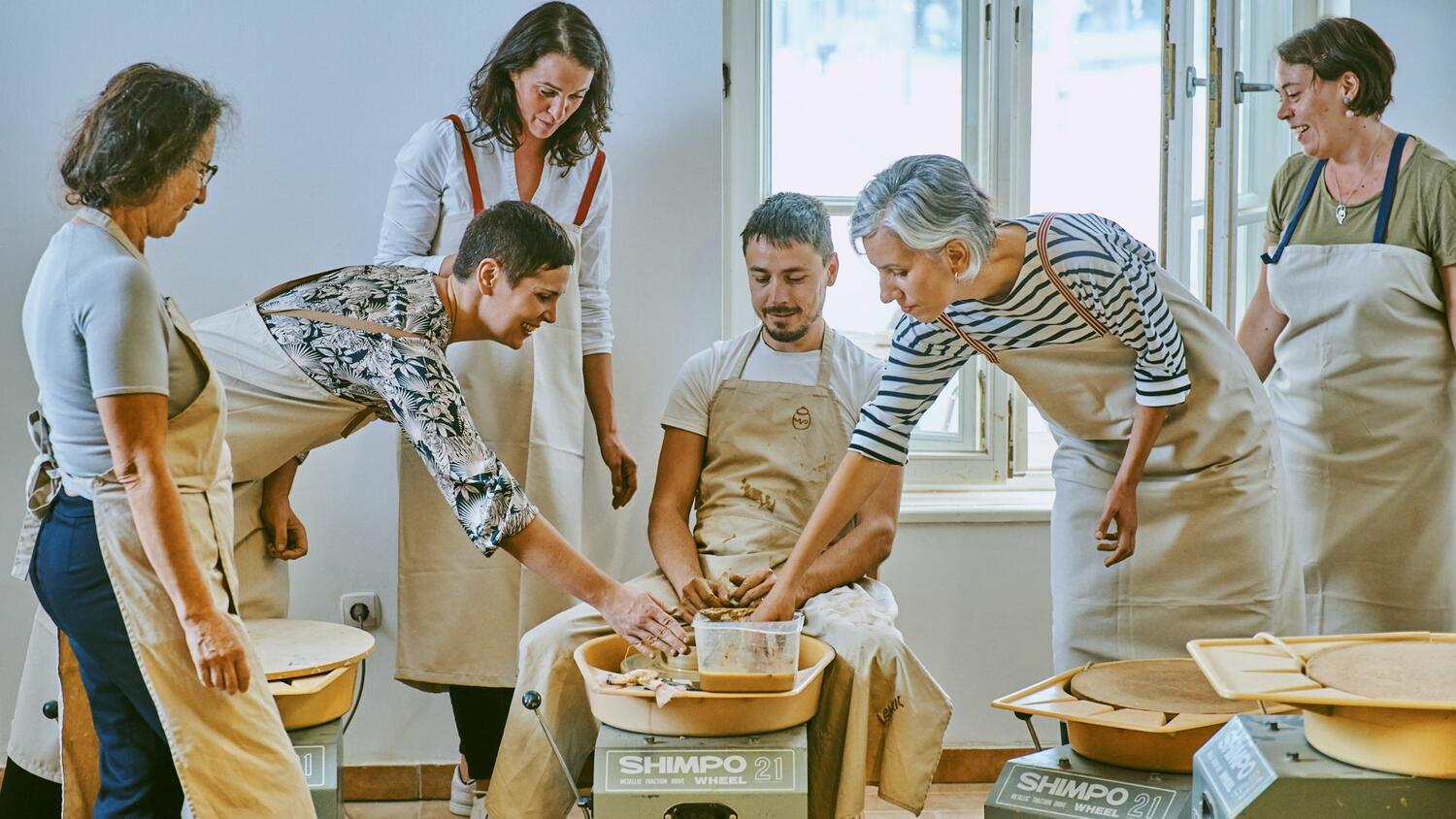 Doživetje tradicije lončarstva v Ljubljani – delavnica Odprto vreteno; skupina se uči dela na lončarskem vretenu