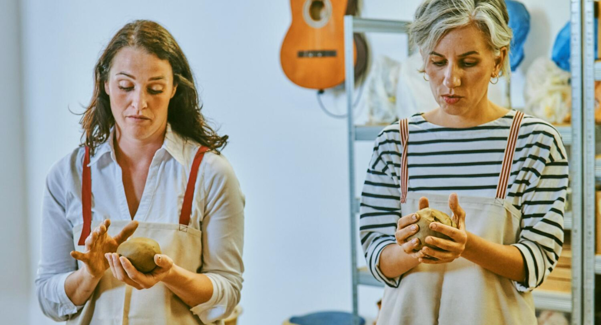 Doživetje tradicije lončarstva v Ljubljani – delavnica Odprto vreteno; ženski držita v roki glino