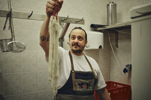 Marko Butalič v svoji prodajalni mesa Meat Business Shop v kletni pasaži Bežigrajskega dvora v Ljubljani.