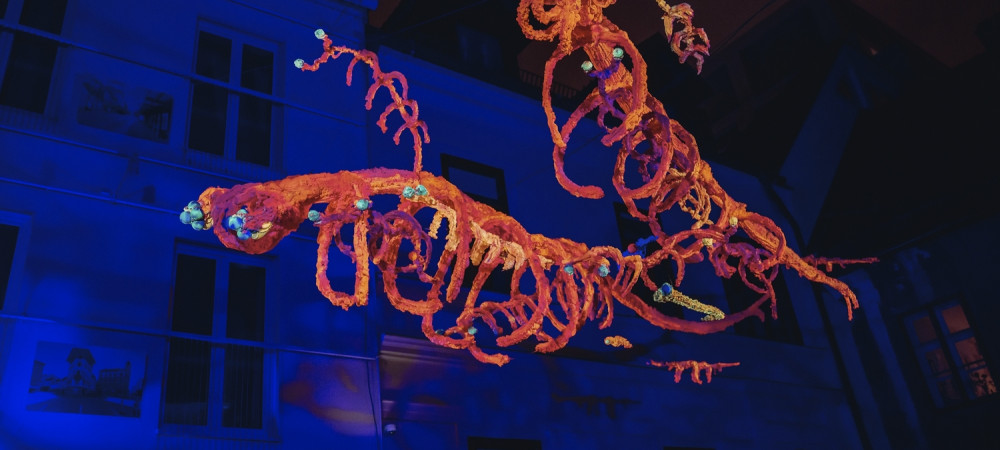 Umetniska instalacija abstraktne umetnine podobne nekaksnem rdecemu palicnjaku.