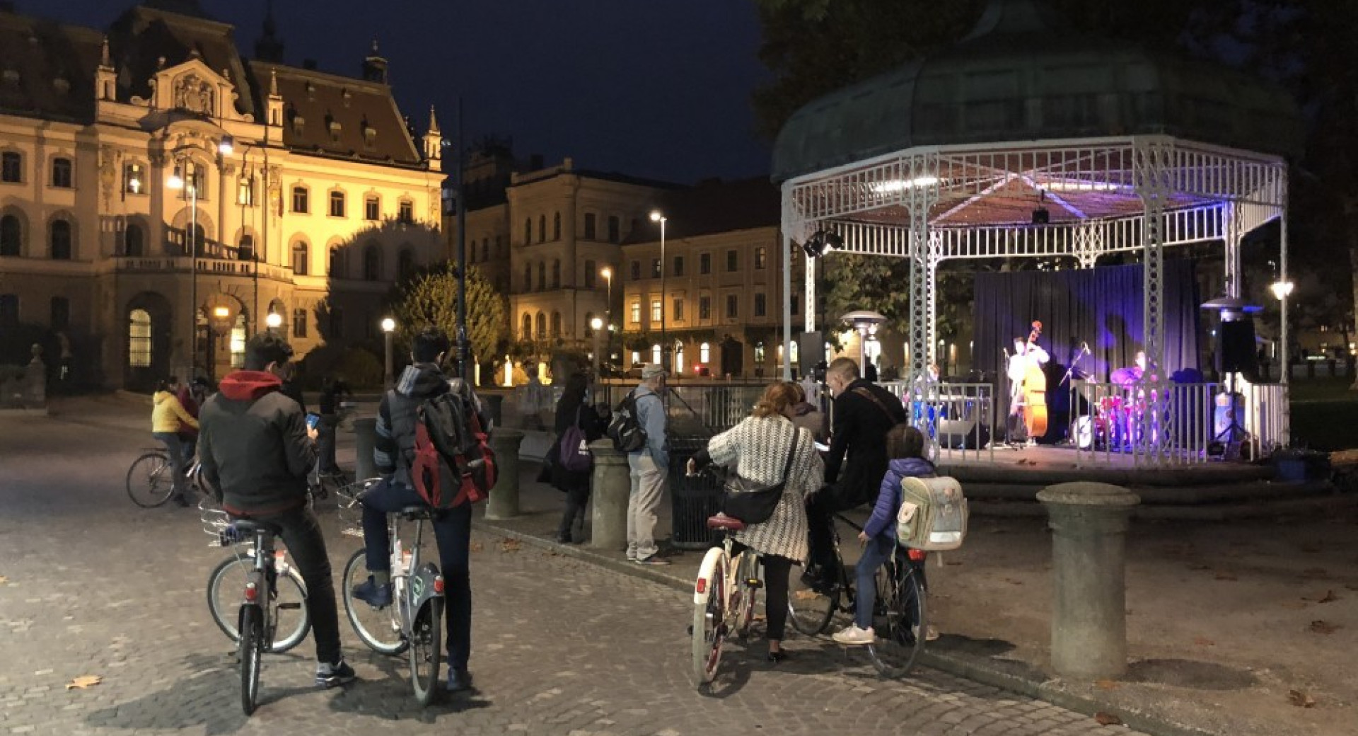 Gledalci poslušajo koncert na prostem v paviljonu na Kongresnem trgu. 