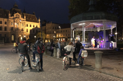 Gledalci poslušajo koncert na prostem v paviljonu na Kongresnem trgu. 