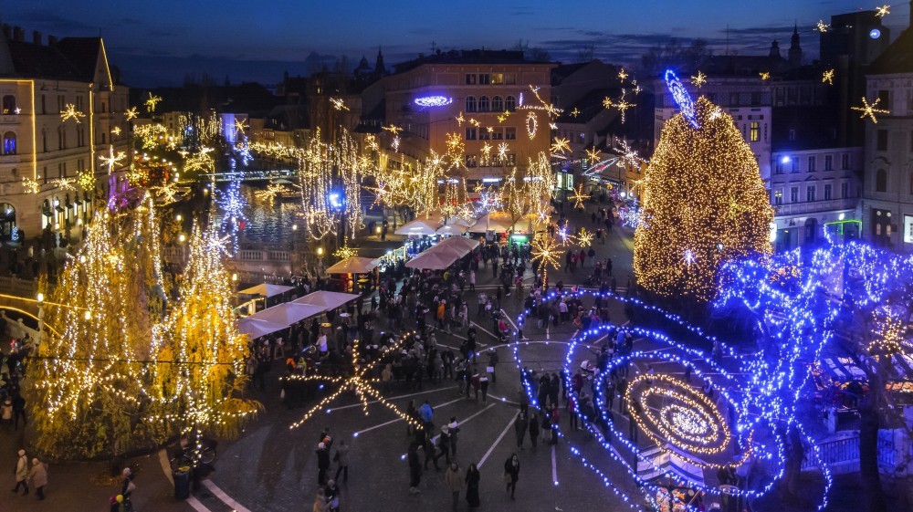 Praznično okrašena Ljubljana.