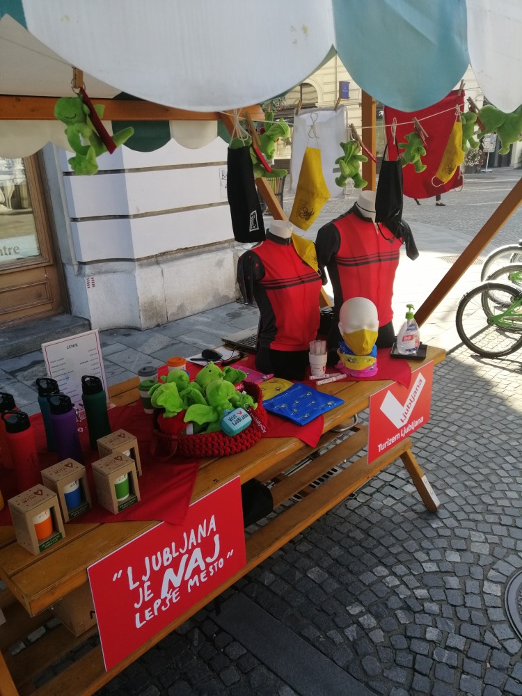 Prodaja promocijskih izdelkov Turizma Ljubljana.