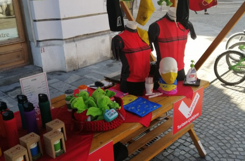 Prodaja promocijskih izdelkov Turizma Ljubljana.