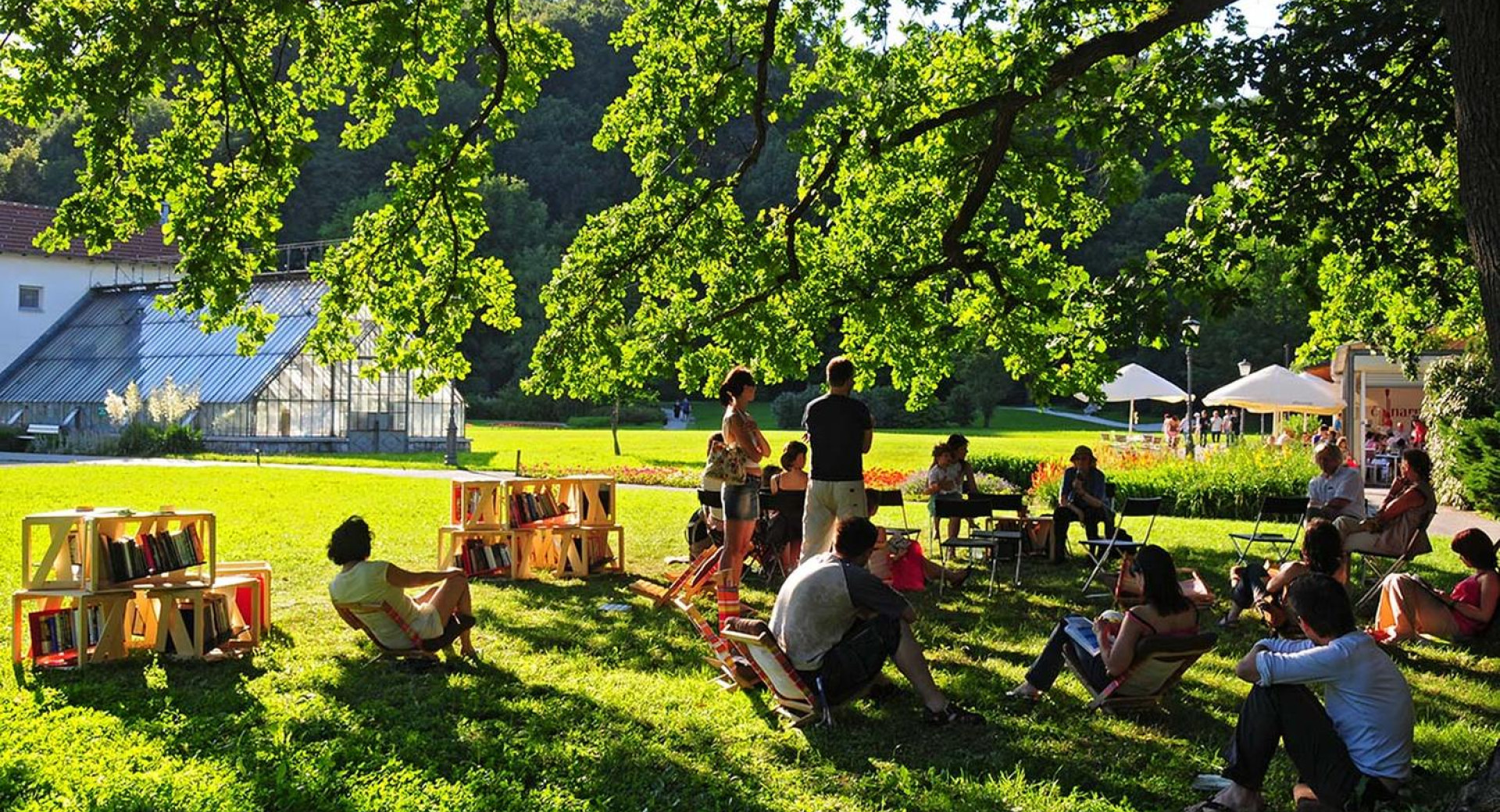 Knjižnica pod krošnjami v parku Tivoli v Ljubljani.