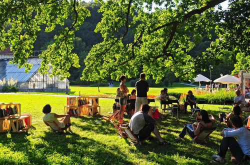 Knjižnica pod krošnjami v parku Tivoli v Ljubljani.