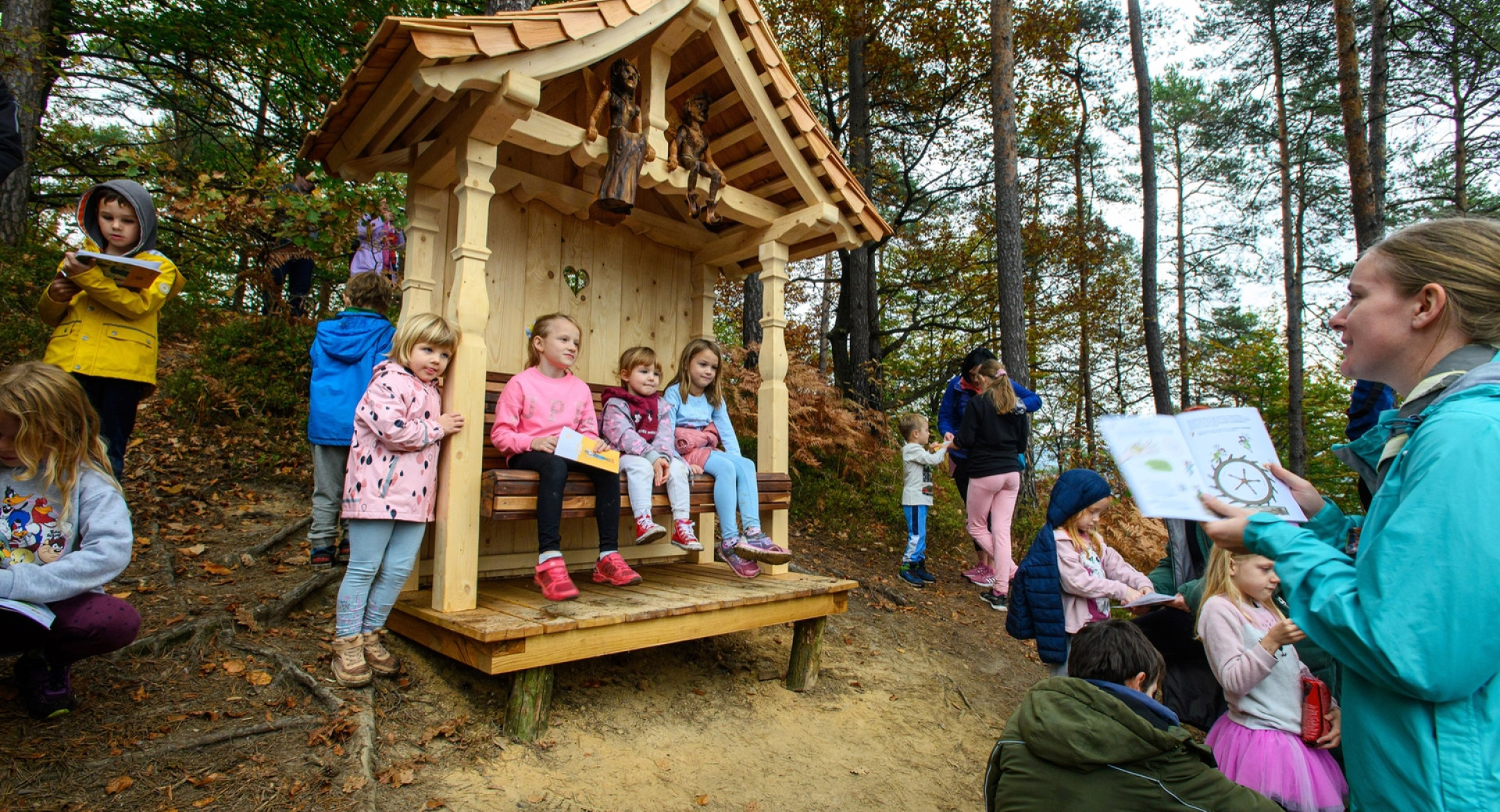 Otroci na pravljično-doživljajski poti Vilinski Homec blizu Domžal