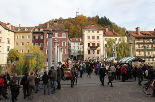 Stojnice in obiskovalci na Tromostovju in Prešernovem trgu.