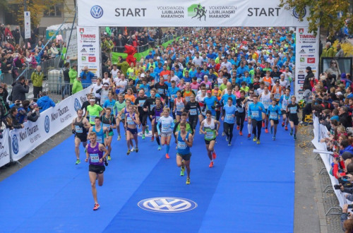 Udeleženci maratona na štartu.