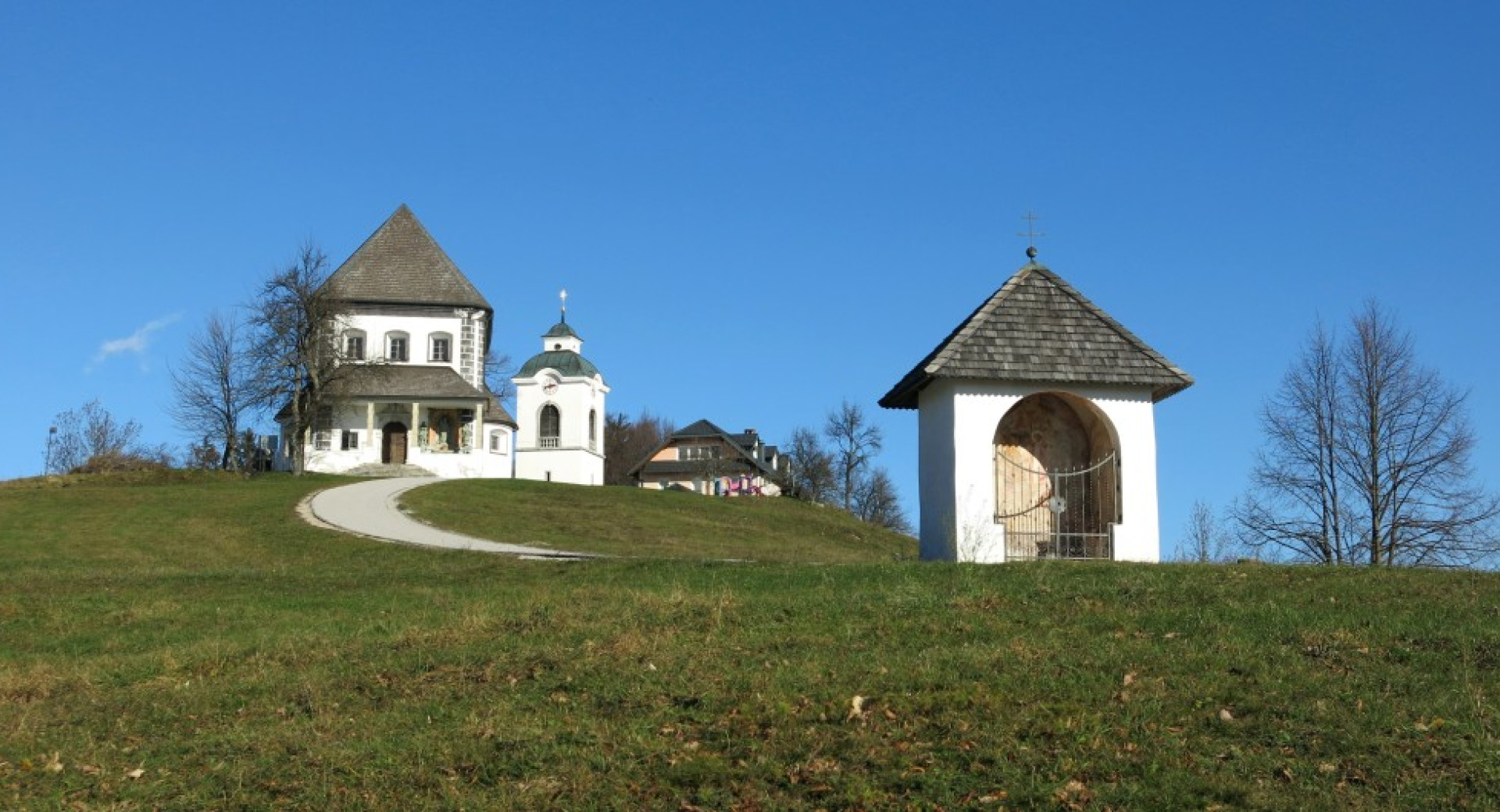 Kapelica in cerkev na Limbarski gori.