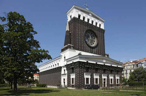 Plečnikova cerkev na Češkem.