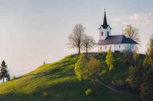 Cerkev na hribu.