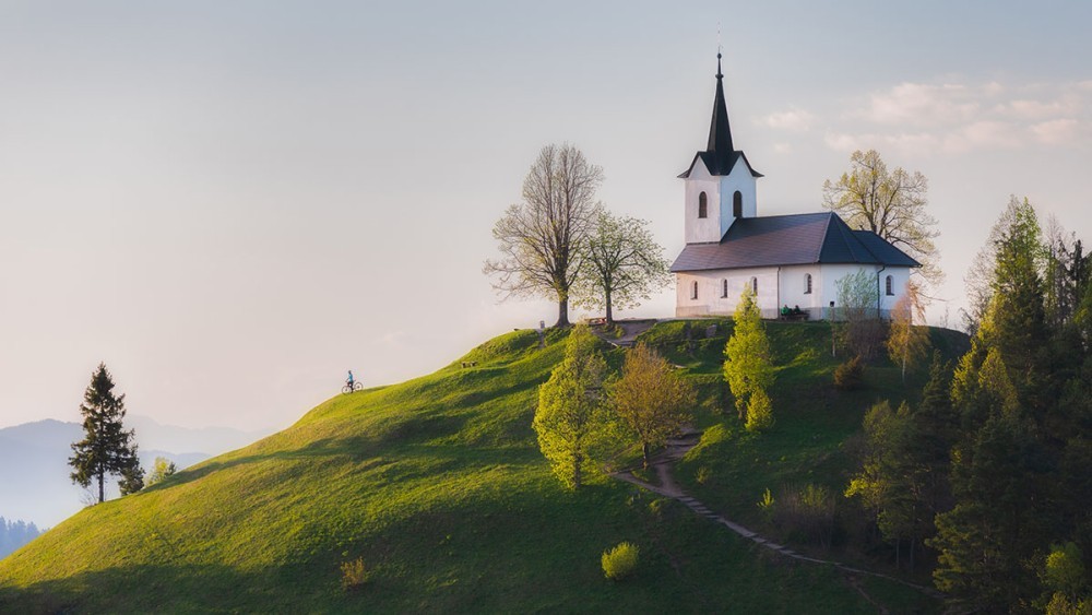 Cerkev na hribu.