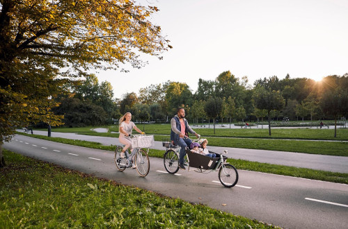 Par z otrokom kolesari po parku Tivoli, Ljubljana