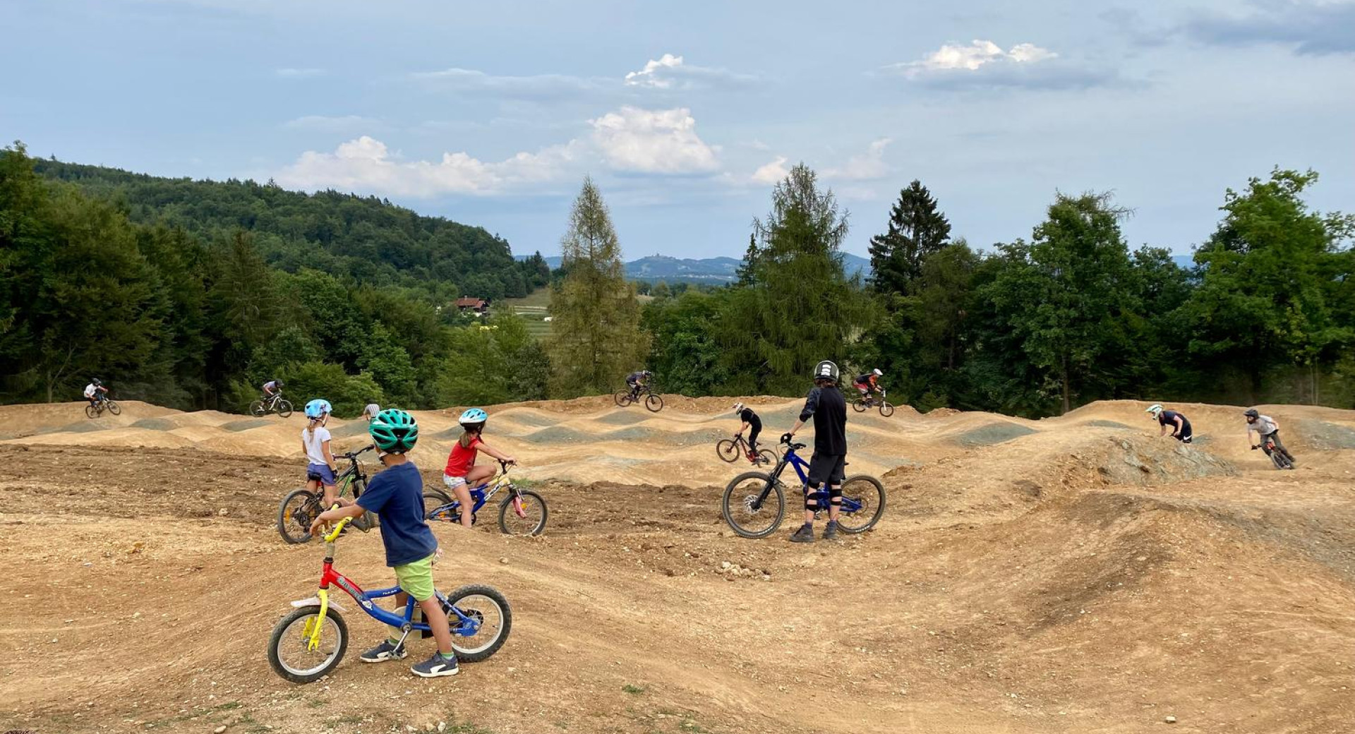 Otroci kolesarijo z BMX kolesi.